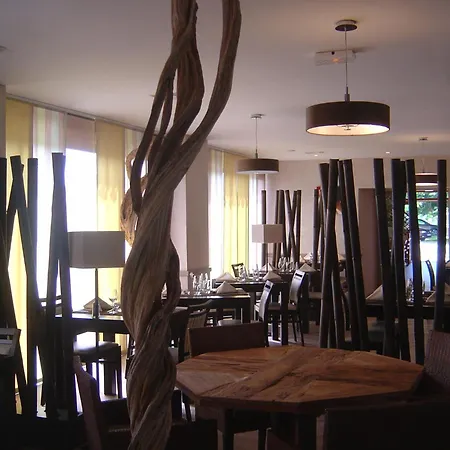 Logis Les 3b Hotel 3*