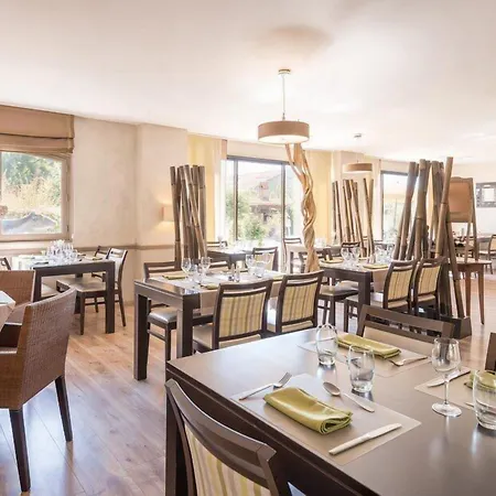 Logis Les 3b Hotel 3*