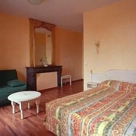 Logis Les 3b Hotel 3*