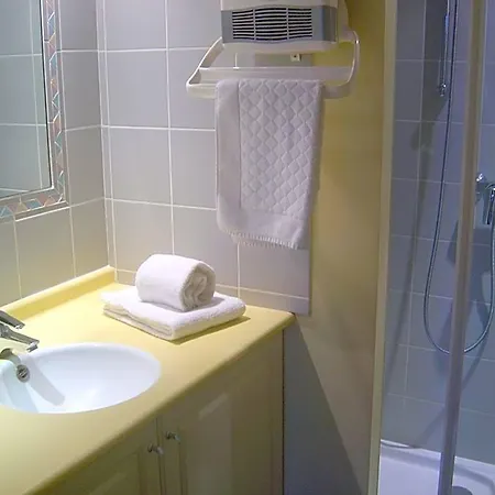 Hotel Logis Les 3b