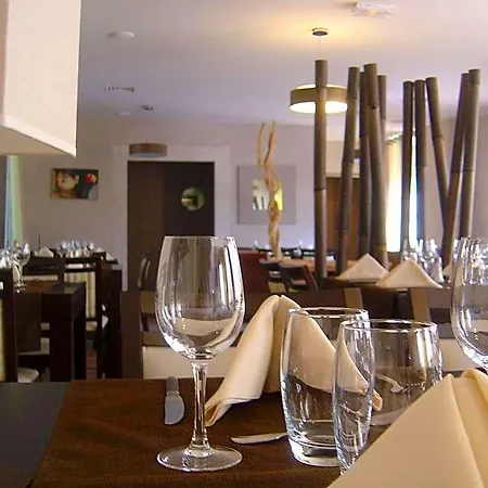 Logis Les 3b Hotel 3*