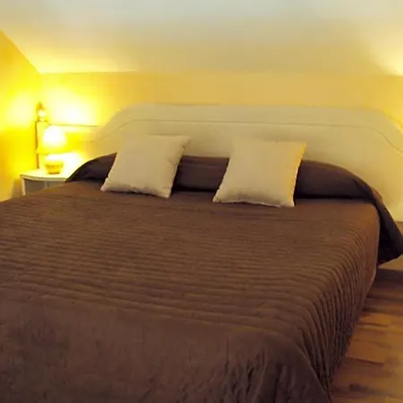 Logis Les 3b Hotel