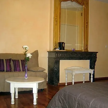 Logis Les 3b Hotel 3*