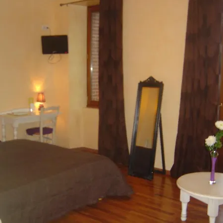 ホテル Logis Les 3b 3*