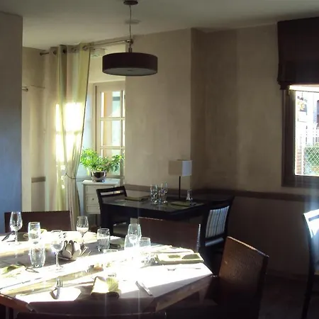 Logis Les 3b Hotel 3*
