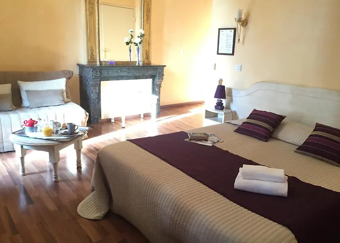 Logis Les 3b Hotel 3*